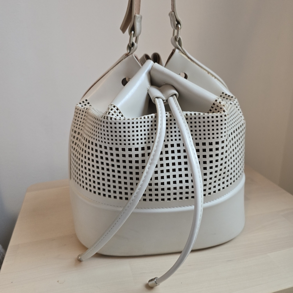 🍋 Vegan leather festival bucket bag with punch out detail